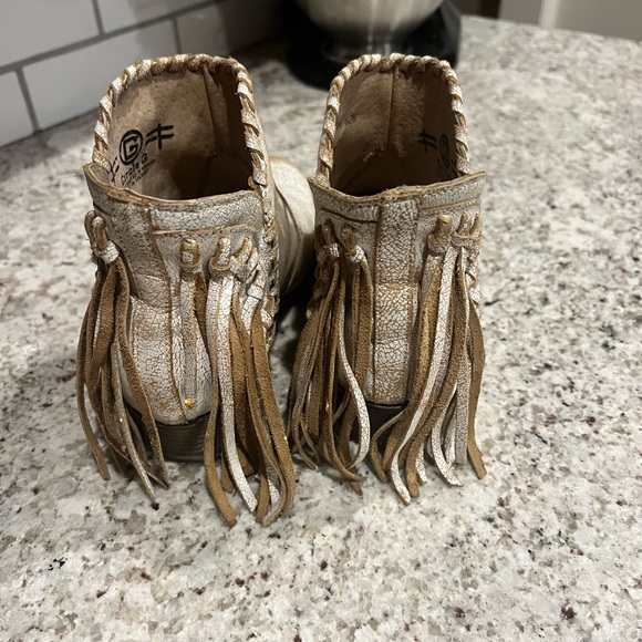 Circle G by Corral white fringe shorties boots. - Picture 3 of 5